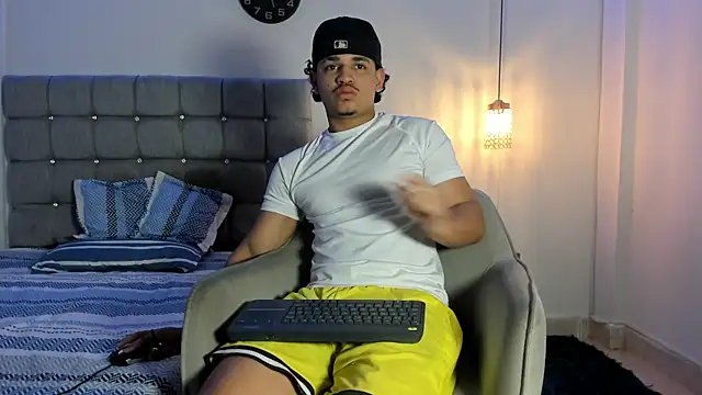 Snapshot of samxx_muscle chatting on October 2025 02:06:01 PM samxx muscle online show from October 2025 02:06:01 PM