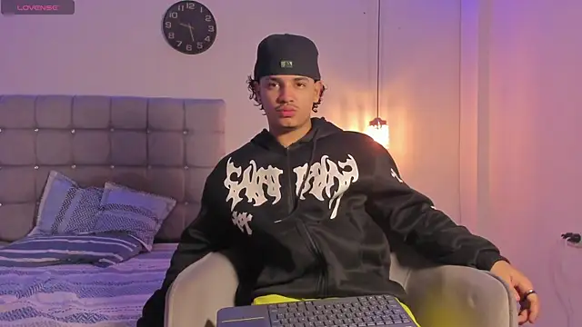 Snapshot of samxx_muscle chatting on October 2025 01:43:02 PM samxx muscle online show from October 2025 01:43:02 PM