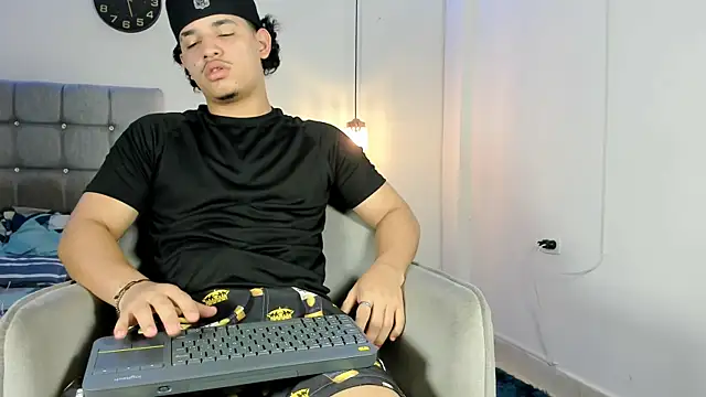 Snapshot of samxx_muscle chatting on November 2025 01:00:01 PM samxx muscle online show from November 2025 01:00:01 PM