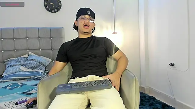 Snapshot of samxx_muscle chatting on November 2025 01:40:01 PM samxx muscle online show from November 2025 01:40:01 PM