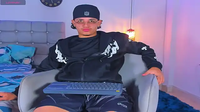 Snapshot of samxx_muscle chatting on November 2025 01:28:02 PM samxx muscle online show from November 2025 01:28:02 PM