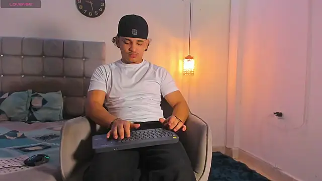 Snapshot of samxx_muscle chatting on November 2025 01:03:01 PM samxx muscle online show from November 2025 01:03:01 PM