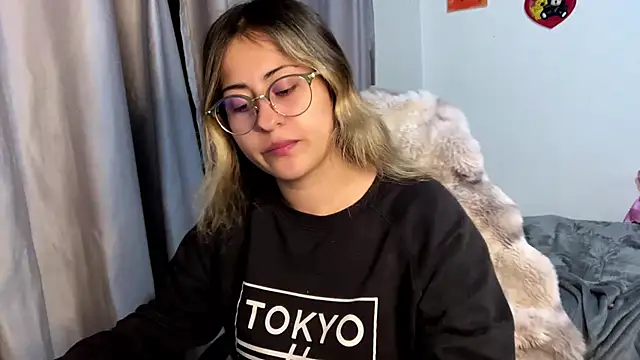 emma  bell  online show from November 2025 11:47:02 PM