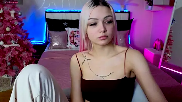 LinaLirian online show from December 2025 01:38:01 PM