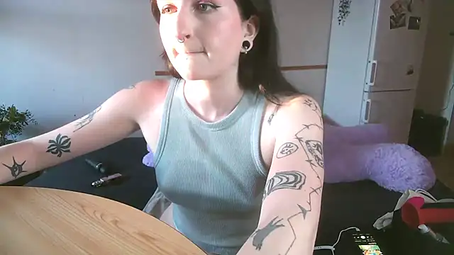 Snapshot of Violett3333 chatting on March 2026 05:38:02 PM Violett3333 online show from March 2026 05:38:02 PM