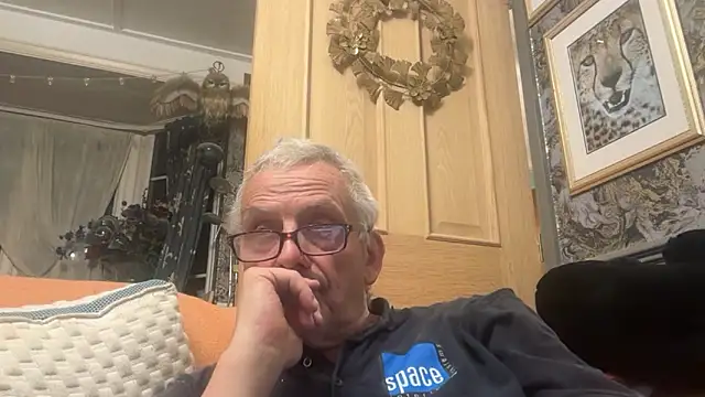 Snapshot of poggles chatting on October 2025 09:39:02 PM poggles online show from October 2025 09:39:02 PM