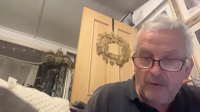 Snapshot of poggles chatting on October 2025 09:59:01 PM poggles online show from October 2025 09:59:01 PM