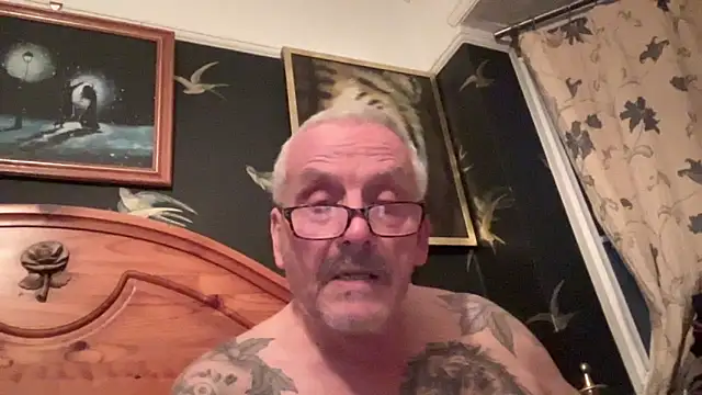 Snapshot of poggles chatting on February 2026 05:18:01 PM poggles online show from February 2026 05:18:01 PM