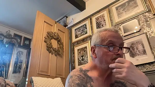 Snapshot of poggles chatting on February 2026 04:00:01 PM poggles online show from February 2026 04:00:01 PM