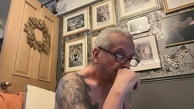 Snapshot of poggles chatting on February 2026 04:34:02 PM poggles online show from February 2026 04:34:02 PM