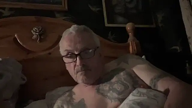 Snapshot of poggles chatting on April 2026 08:58:02 PM poggles online show from April 2026 08:58:02 PM