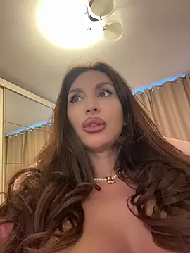 Snapshot of LunaBex chatting on June 2026 04:32:02 AM LunaBex online show from June 2026 04:32:02 AM