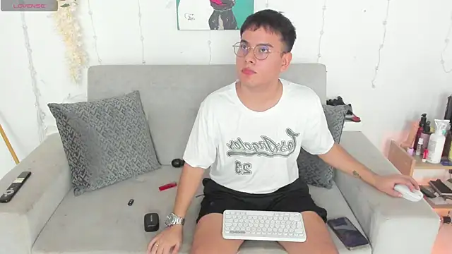 Snapshot of Young_Ben chatting on June 2026 01:55:02 PM Young Ben online show from June 2026 01:55:02 PM