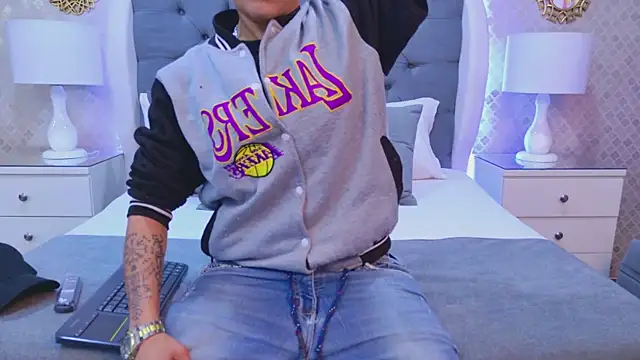 ZoeKrug online show from December 2025 11:41:01 AM