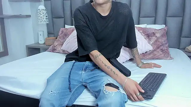 ZoeKrug online show from February 2026 12:12:01 PM