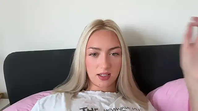 Snapshot of Kitty_Swetty chatting on October 2025 10:44:02 AM Kitty Swetty online show from October 2025 10:44:02 AM