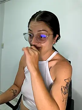 Snapshot of Coralinne__ chatting on April 2026 01:30:02 AM Coralinne online show from April 2026 01:30:02 AM