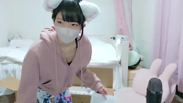 Snapshot of clara_6x9 chatting on October 2025 02:40:02 PM clara 6x9 online show from October 2025 02:40:02 PM