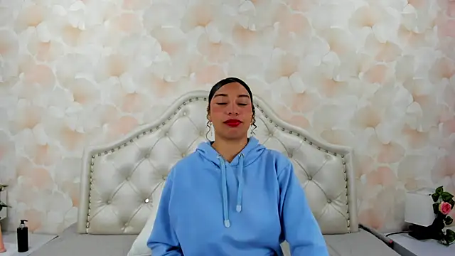 Snapshot of SofiaWhites chatting on May 2026 05:14:01 AM SofiaWhites online show from May 2026 05:14:01 AM