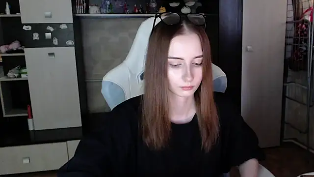 Cutti Crystal online show from November 2025 02:44:01 AM