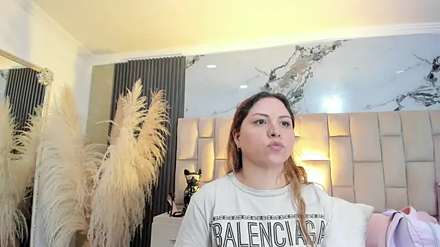 cloesummerr  online show from April 2026 01:02:02 PM