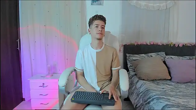 ThiagooJames online show from December 2025 05:56:01 AM