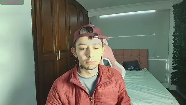 Aleecandrews online show from October 2025 07:04:02 PM