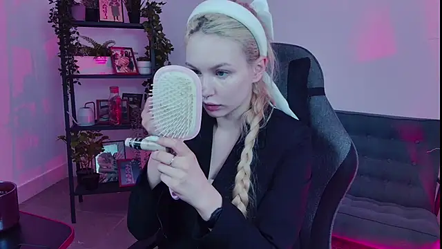 Snapshot of AvaDaviis chatting on September 2025 07:30:02 AM AvaDaviis online show from September 2025 07:30:02 AM