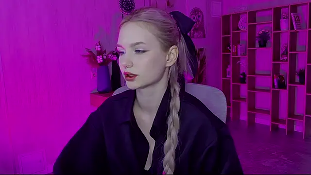 Snapshot of AvaDaviis chatting on October 2025 03:20:01 PM AvaDaviis online show from October 2025 03:20:01 PM