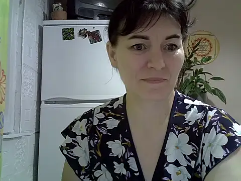 Krystal 82 online show from November 2025 05:45:02 PM