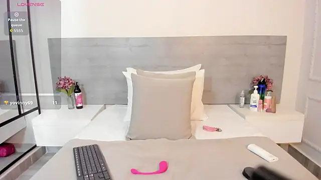 sunnyWhitee online show from October 2025 07:22:01 PM