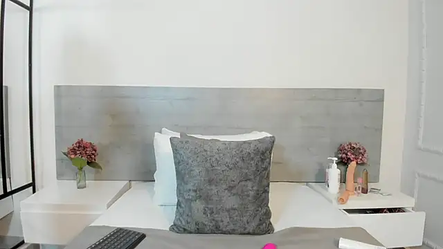 sunnyWhitee online show from October 2025 07:12:02 PM