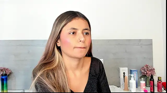 sunnyWhitee online show from March 2026 07:18:02 PM