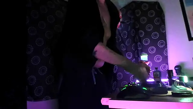 DjDiCKmannOnE online show from November 2025 02:03:01 AM