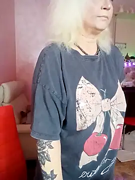 Snapshot of SquirtMilf00 chatting on February 2026 02:32:01 AM SquirtMilf00 online show from February 2026 02:32:01 AM