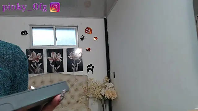 pinky f00x online show from October 2025 10:00:02 PM