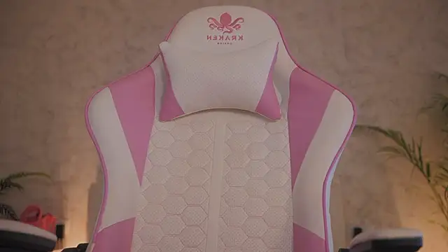 Snapshot of daisyblushh chatting on June 2026 09:47:02 AM daisyblushh online show from June 2026 09:47:02 AM
