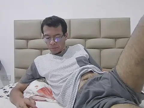 skinnylatino51 online show from February 2026 12:50:02 AM