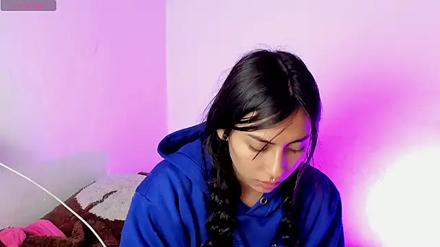 Alanaloiiss  online show from March 2026 03:18:01 PM