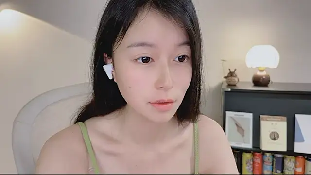 Snapshot of Onechestnut chatting on April 2026 05:10:01 AM Onechestnut online show from April 2026 05:10:01 AM