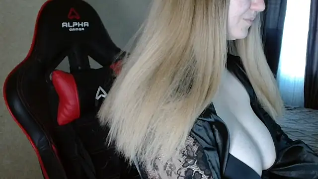 Miaxfox online show from November 2025 12:04:01 PM