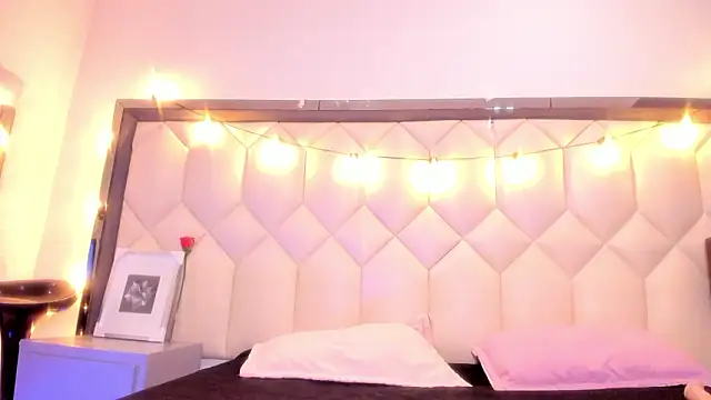 Scarletbigbug online show from February 2026 12:12:01 PM