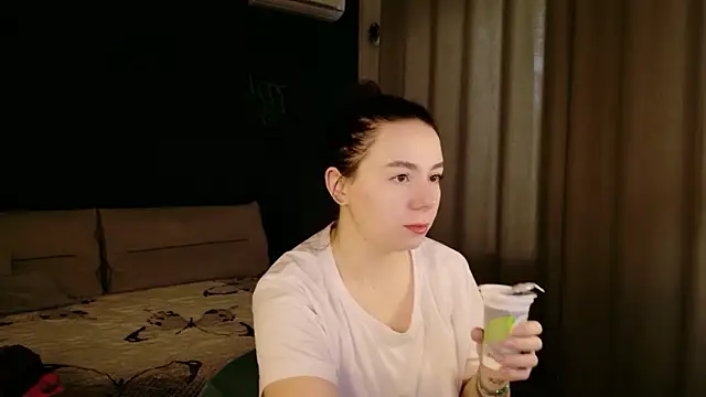Snapshot of Di_na_Bell chatting on June 2026 05:31:02 AM Di na Bell online show from June 2026 05:31:02 AM