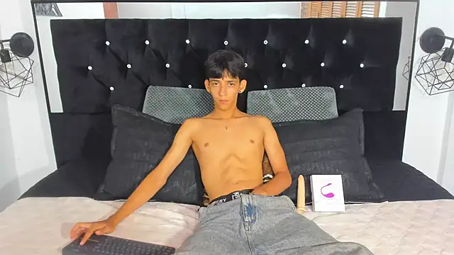 Sebas cat online show from October 2025 11:04:01 PM