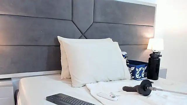 franceska milf online show from February 2026 12:24:01 PM