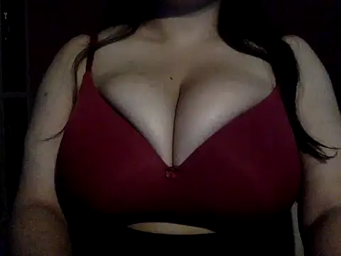 Snapshot of LittleHeartss chatting on October 2025 10:20:02 PM LittleHeartss online show from October 2025 10:20:02 PM