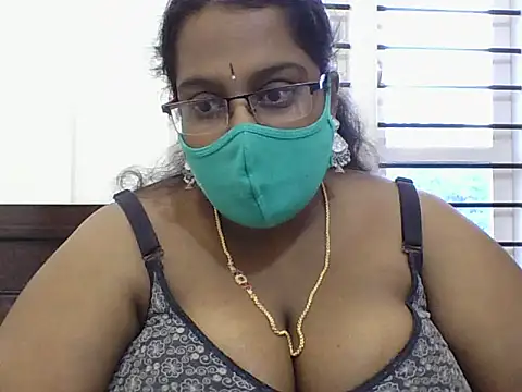 Snapshot of Reena-gowda chatting on September 2025 02:37:02 AM Reena-gowda online show from September 2025 02:37:02 AM