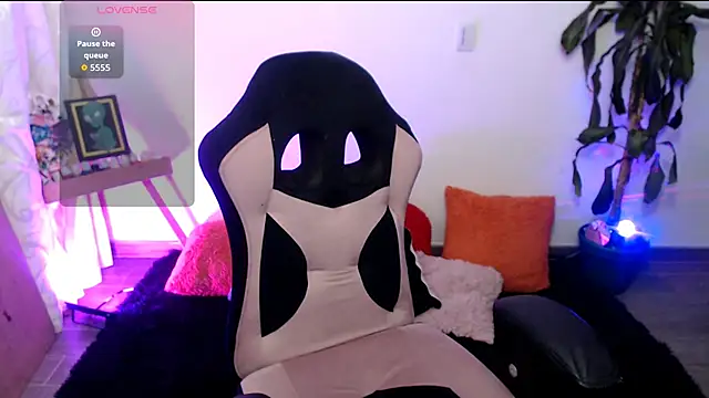 LunaBunny8 online show from November 2025 01:59:02 AM