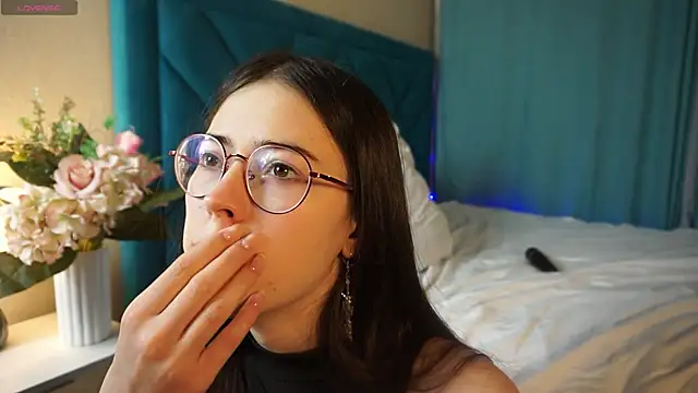 ywixos online show from December 2025 02:47:01 PM