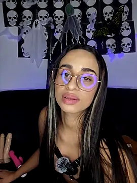 issis22 online show from October 2025 05:42:02 AM